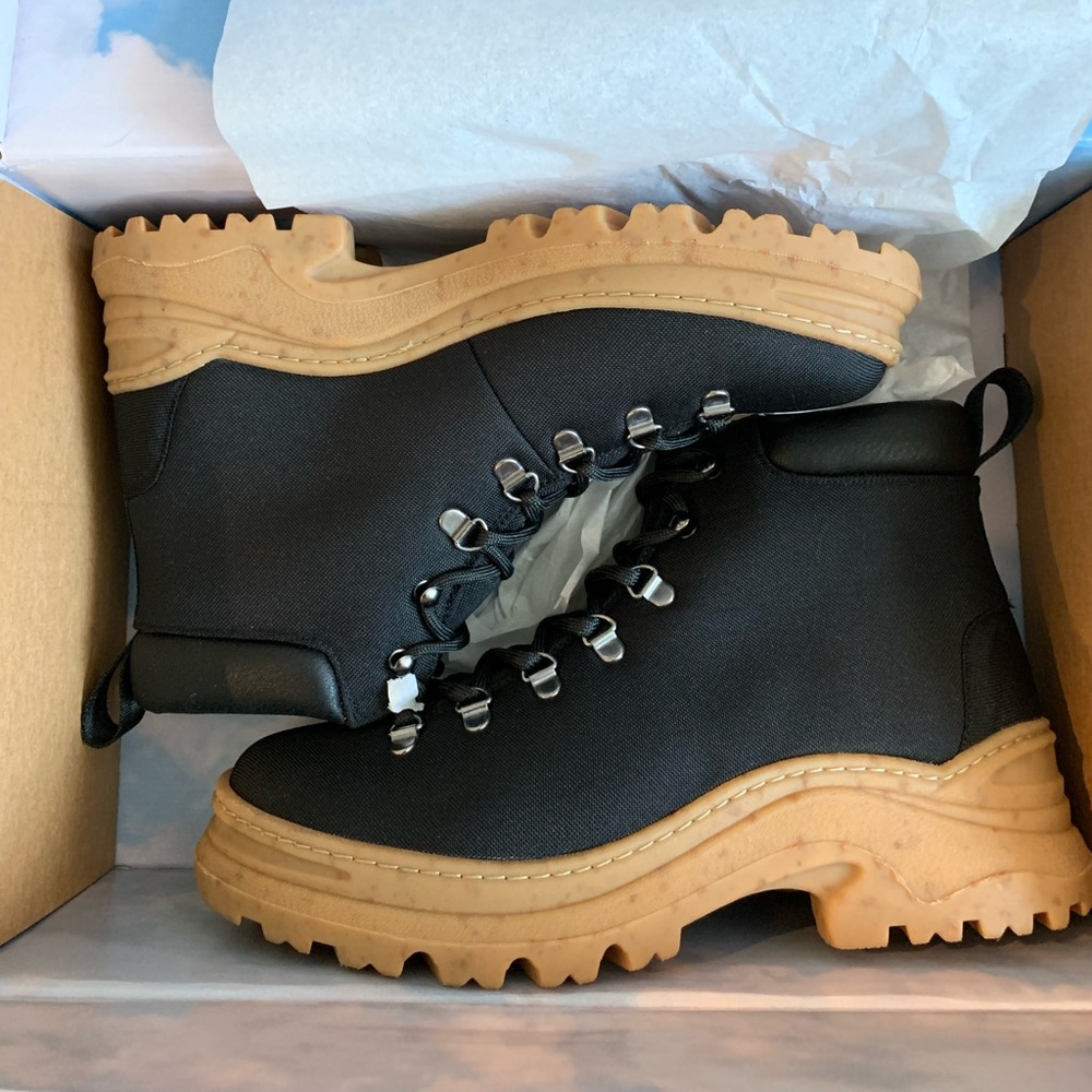 BNIB Alice + Whittles Weekend Boot in Black
